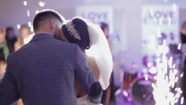 Net getrouwd paar het maken van een kus na de eerste dansen op Wedding Party — Stockvideo