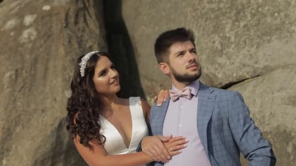 Bräutigam mit Braut in der Nähe der Berge. Hochzeitspaar. glückliche verliebte Familie — Stockvideo
