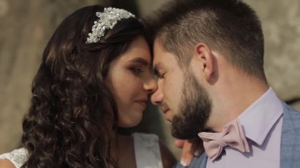 Dağ tepeleri yakınında gelin ile damat. Düğün çifti. Sevgi içinde mutlu bir aile — Stok video