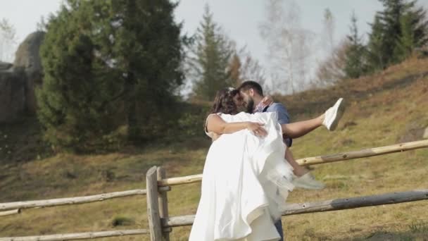 Bräutigam mit Braut im Park. Hochzeitspaar. glückliche verliebte Familie — Stockvideo