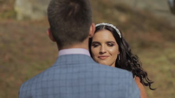 Vőlegény a menyasszony a parkban. Esküvői pár. Boldog család szerelmes — Stock videók