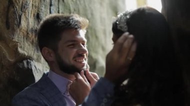 Dağ tepeleri mağarada ayakta geliniyle damat. Aşık düğün çift