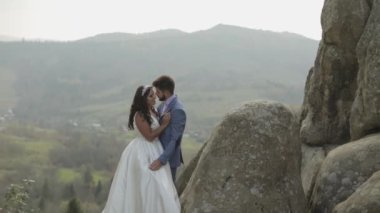 Ormanda bir dağ tepelerinde gelin ile damat. Düğün Çift