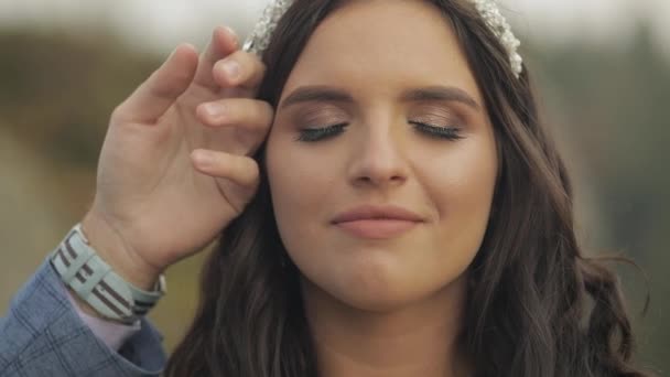 Tvář nádherné nevěsty. Šelesté ruce jemně pohlahojí tvář — Stock video