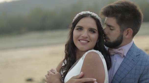 Ζευγάρι γάμων που στέκεται κοντά στο Μάουντεν Ρίβερ. Γαμπρός και νύφη στην αγάπη — Αρχείο Βίντεο