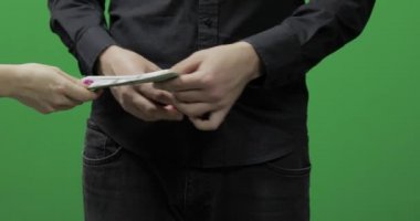 Sayım para yeşil ekran. Para vermek nakit, hediye kavramı almak