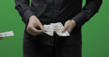 Ödeme kavramını alın. Mans nakit para verir. Dolar faturaları