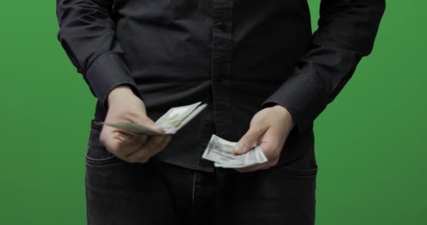 Считаю деньги зеленым экраном. Дайте денег наличными, получите подарок — стоковое видео