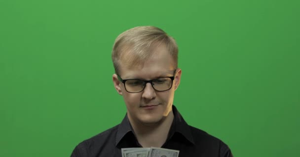 Man received paper money for a major deal. Counting money green screen — Stock Video