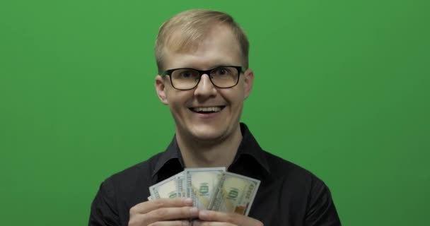 男は大取引のために紙幣を受け取った。カウントお金グリーン画面 — ストック動画