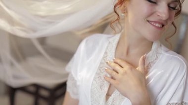 Gece elbisesi ve peçe güzel ve güzel bir gelin. Düğün sabahı. Yavaş hareket