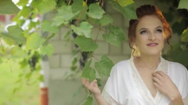 Bahçede gece elbisesi ve peçe güzel ve güzel bir gelin. Düğün sabahı
