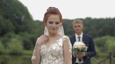 Düğün çifti. Güzel damat ve gelin. Mutlu bir aile. Erkek ve kadın aşık