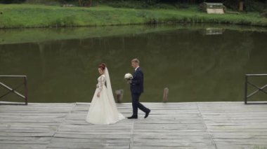 Düğün çifti. Güzel damat ve gelin. Mutlu bir aile. Erkek ve kadın aşık
