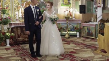 Zarif gelin ve damat eski bir kilisede birlikte yürüyor. Düğün Çift