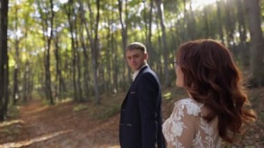 Orman parkında geliniyle damat. Düğün çifti. Mutlu aile