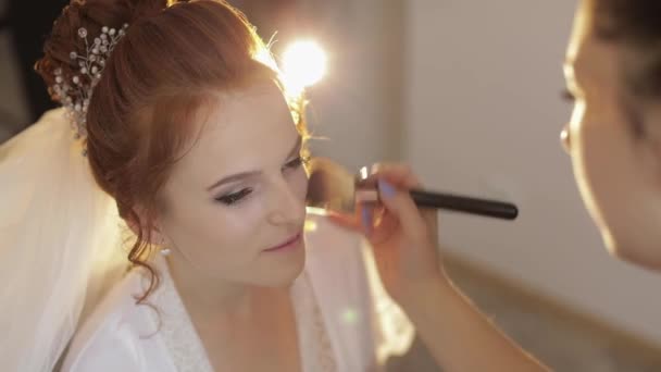 Γάμος μακιγιάζ καλλιτέχνης κάνοντας ένα make up για τη νύφη στο πέπλο. Όμορφο σέξι μοντέλο — Αρχείο Βίντεο