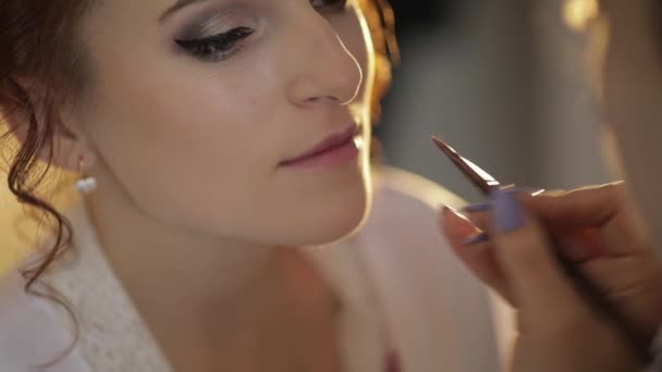 Hochzeits-Make-up-Artist macht ein Make-up für Braut in Schleier. schönes sexy Modell — Stockvideo