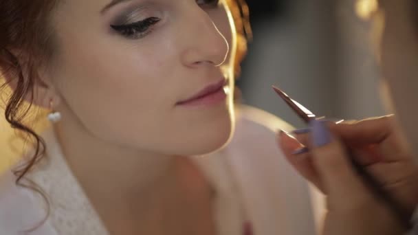 Maquilleuse de mariage faisant un make up pour la mariée en voile. Beau modèle sexy — Video