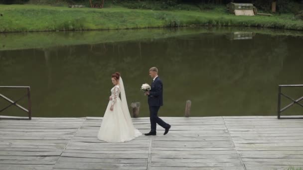 Bruidspaar. Mooie bruidegom en bruid. Gelukkige familie. Man en vrouw in de liefde — Stockvideo