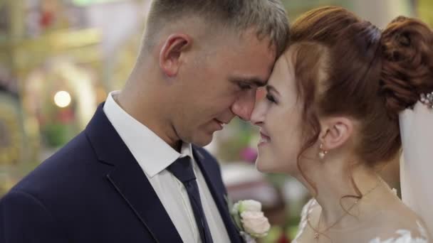 Novia y novio elegantes juntos en una antigua iglesia. Pareja de boda — Vídeos de Stock