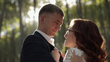 Orman parkında geliniyle damat. Düğün çifti. Mutlu aile