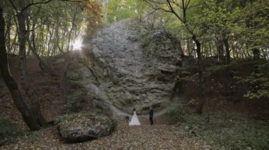 Orman parkında geliniyle damat. Düğün çifti. Mutlu aile