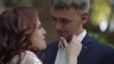 Orman parkında geliniyle damat. Düğün çifti. Mutlu aile