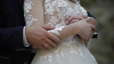 Orman parkında gelinle damat elleri. Düğün çifti. Mutlu aile