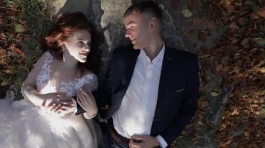 Gelin ile damat orman parkında uzanmak. Düğün çifti. Mutlu aile