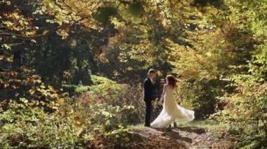 Orman parkında geliniyle damat. Düğün çifti. Mutlu aile