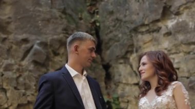 Orman parkında geliniyle damat. Düğün çifti. Mutlu aile