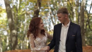 Orman parkında geliniyle damat. Düğün çifti. Mutlu aile