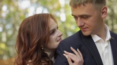 Orman parkında geliniyle damat. Düğün çifti. Mutlu aile