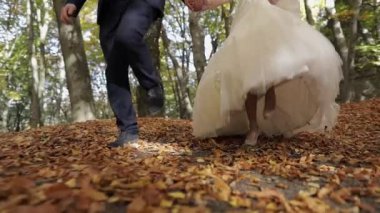 Orman parkında geliniyle damat bacakları. Düğün çifti. Mutlu aile