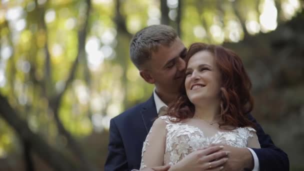 숲 공원에서 신부 신랑. 웨딩 커플. 행복 한 가족 — 비디오