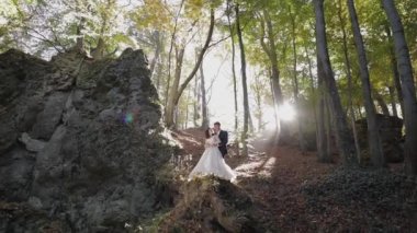 Orman parkında geliniyle damat. Düğün çifti. Mutlu aile