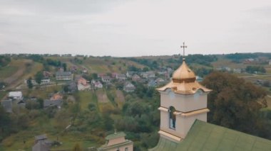Eski köyde kilise. Yukarıdan görüntüle. Panorama. Hava atışı