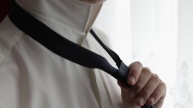 Yakışıklı damat kravatı düzeltir. Düğün sabahı. Işadamı. Yavaş hareket