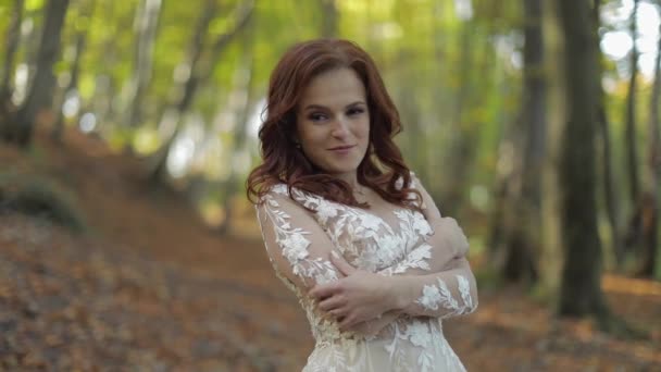 Novia en vestido de novia permanecer en el parque forestal. Feliz. Mujer enamorada — Vídeos de Stock