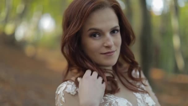 Novia en vestido de novia permanecer en el parque forestal. Feliz. Mujer enamorada — Vídeos de Stock