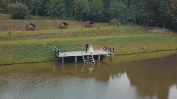 공원에서 호수 근처 신부 신랑. 웨딩 커플. 공중 사격 — 비디오