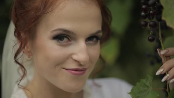 Hermosa y encantadora novia en vestido de noche y velo en el jardín. Mañana de boda — Vídeo de stock