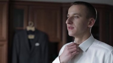 Yakışıklı damat gömleğini düzeltir. Düğün sabahı. Işadamı. Yavaş hareket