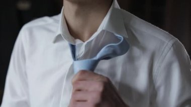 Yakışıklı damat mavi papyonunu düzeltir. Düğün sabahı. Işadamı