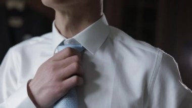Yakışıklı damat mavi papyonunu düzeltir. Düğün sabahı. Işadamı