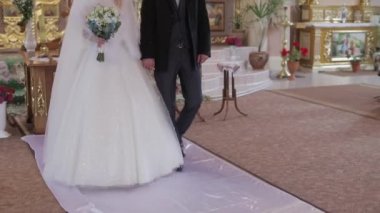 Zarif gelin ve damat eski bir kilisede birlikte yürüyor. Düğün Çift