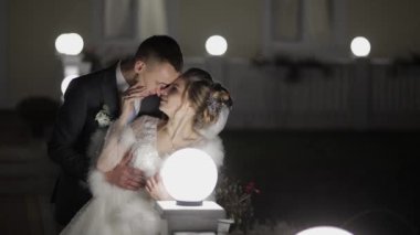 Soğuk akşamda gelin ile damat birçok fenerler ile kaplı bir köprüde. Sonbahar