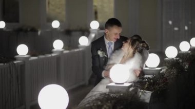 Soğuk akşamda gelin ile damat birçok fenerler ile kaplı bir köprüde. Sonbahar