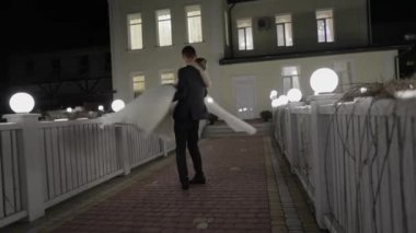 Soğuk akşamda gelin ile damat birçok fenerler ile kaplı bir köprüde. Sonbahar